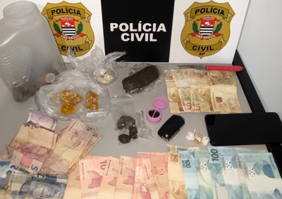 Mandado de busca levou &agrave; apreens&atilde;o de quatro tipos de entorpecentes, dinheiro e ve&iacute;culo que seria usado nas entregas