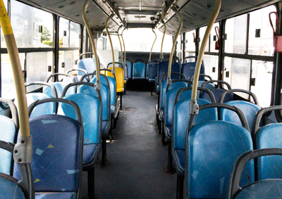 Transporte municipal &eacute; gratuito e tem seis hor&aacute;rios de sa&iacute;da durante a semana; consulte o mapa para localizar os pontos de embarque