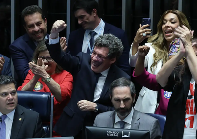 Aprovada pelo Senado, proposta prev&ecirc; redu&ccedil;&atilde;o gradual da jornada semanal e dois dias de descanso remunerado
