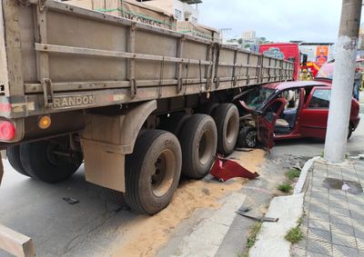 Acidente aconteceu no cruzamento das ruas S&atilde;o Vicente de Paulo e Jos&eacute; Nogueira; motorista ficou preso &agrave;s ferragens e foi socorrido.