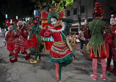 Evento in&eacute;dito reuniu cerca de tr&ecirc;s mil pessoas e marcou a estreia do Sonho de Natal Santos Dumont com desfile, m&uacute;sica e magia..