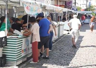 A&ccedil;&atilde;o em Barbacena celebra o Dia Internacional da Mulher com corte de cabelo, massagem e sorteio de brindes durante a feira.
