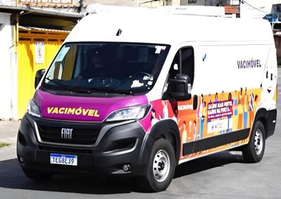 Unidade m&oacute;vel leva vacina&ccedil;&atilde;o &agrave; comunidade e amplia acesso aos imunizantes em Barbacena.