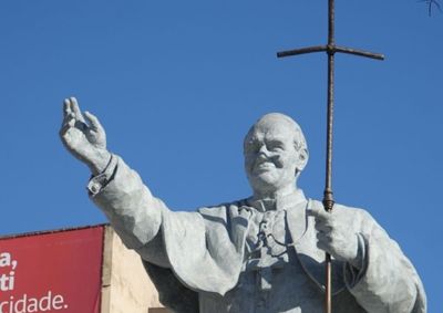 Novo espa&ccedil;o urbano re&uacute;ne &aacute;rea de conviv&ecirc;ncia, acessibilidade e escultura do pont&iacute;fice, fortalecendo o turismo religioso no munic&iacute;pio.