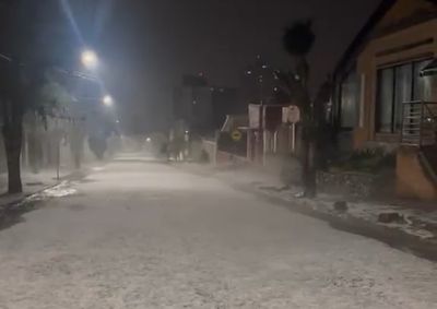 Temporal registrado durante a madrugada desta ter&ccedil;a-feira acumulou pedras de gelo em ruas, quintais e ve&iacute;culos; danos ainda est&atilde;o sendo apurados.