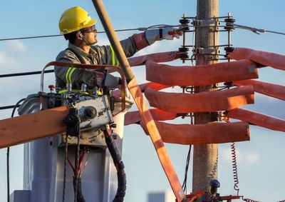 Oportunidade &eacute; destinada a jovens de 18 a 24 anos incompletos e oferece curso gratuito de Eletricista de Redes A&eacute;reas, benef&iacute;cios e registro em carteira. 