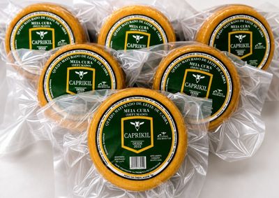 Produzido pela Caprikil, o queijo maturado meia cura sabor defumado recebeu a mais alta distin&ccedil;&atilde;o do concurso e colocou Barbacena entre os destaques . 