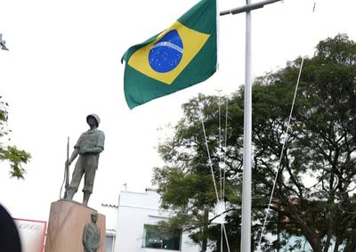 Cerim&ocirc;nia acontece na Pra&ccedil;a do Ros&aacute;rio e tamb&eacute;m ter&aacute; o hasteamento das bandeiras de Minas Gerais e de Barbacena.