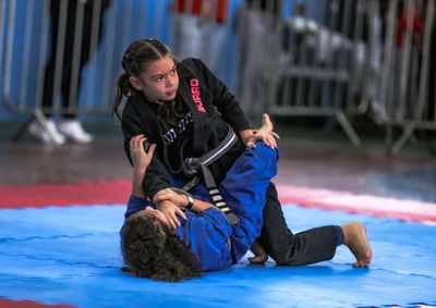 Atleta do Projeto Social F&aacute;bio Guerreiro, Anna Flor brilhou na 10&ordf; Copa de Jiu-j&iacute;tsu de S&atilde;o Tiago e j&aacute; soma diversas medalhas na carreira