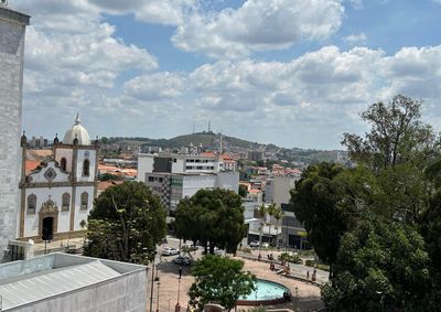 Term&ocirc;metros devem registrar queda acentuada na ter&ccedil;a-feira, seguida de eleva&ccedil;&atilde;o gradual das temperaturas at&eacute; o fim de semana.