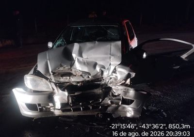 Acidente envolveu dois carros na rodovia entre Barbacena e Santa B&aacute;rbara do Tug&uacute;rio; uma das v&iacute;timas foi socorrida em estado grave.