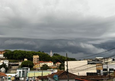 Alerta amarelo do Inmet prev&ecirc; chuva forte, ventos de at&eacute; 60 km/h e possibilidade de granizo nesta ter&ccedil;a-feira (1&ordm;). 