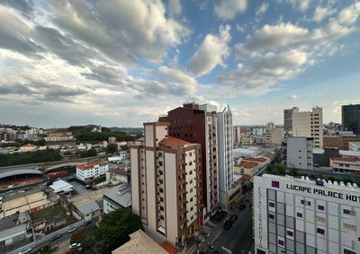 Temperaturas m&aacute;ximas devem variar entre 20&deg;C e 25&deg;C, com possibilidade de pancadas de chuva ao longo da semana e alerta para tempestades na quinta-feira.