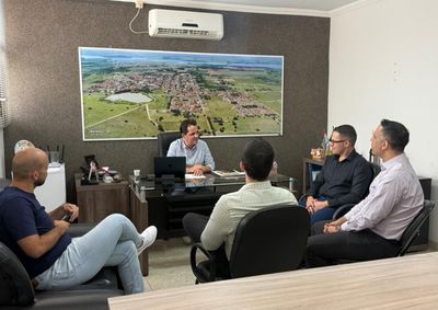 Reuni&atilde;o discutiu a viabilidade de instala&ccedil;&atilde;o de unidade da cooperativa de cr&eacute;dito no munic&iacute;pio de Barbosa.