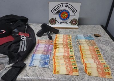 Durante patrulhamento de For&ccedil;a T&aacute;tica, policiais localizaram o suspeito com R$ 1.049 em dinheiro e apreenderam um simulacro de arma de fogo usado na a&ccedil;&atilde;o c