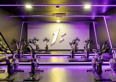 O ciclismo indoor combina condicionamento f&iacute;sico, fortalecimento muscular e gasto cal&oacute;rico em uma experi&ecirc;ncia din&acirc;mica e motivadora.