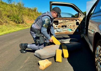 Carga de maconha e skunk era transportada em compartimentos escondidos sob o assoalho, nas portas e nos bancos do carro
