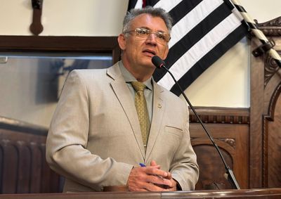 Vereador afirmou que parte da estrat&eacute;gia seria precarizar a Emdurb e criticou a coniv&ecirc;ncia da C&acirc;mara com projetos pol&ecirc;micos do Executivo