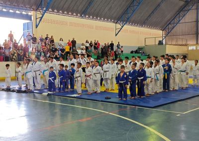 Evento no gin&aacute;sio Raduan Trabulsi Filho juntou alunos de 5 a 17 anos de diferentes projetos e escolas do munic&iacute;pio