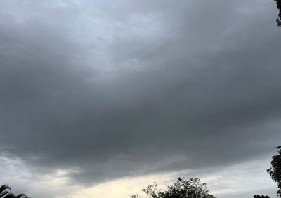 Previs&atilde;o &eacute; de chuva acompanhada de raios, ventos moderados a fortes e possibilidade de granizo na regi&atilde;o