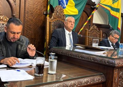 Os tr&ecirc;s membros do colegiado, Miltinho Sardin, Junior Lokadora e Arnaldinho Ribeiro, votaram favoravelmente &agrave; continuidade do processo