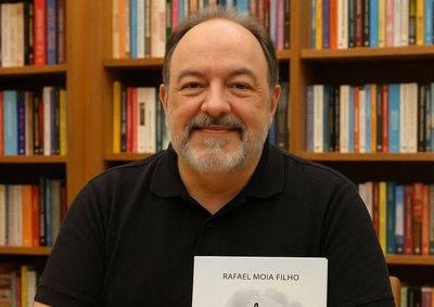 Como escritor, &eacute; autor de dez livros, todos lan&ccedil;ados no munic&iacute;pio 