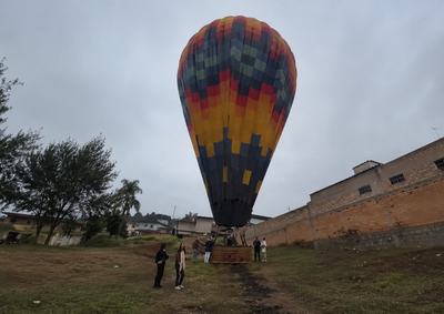 Aeronave transportava 12 pessoas e precisou aterrissar em lote pr&oacute;ximo a moradias