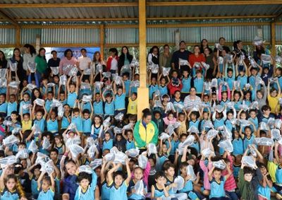 Mais de 5.700 estudantes ser&atilde;o contemplados com jaqueta, cal&ccedil;a e, de forma in&eacute;dita, um par de t&ecirc;nis
