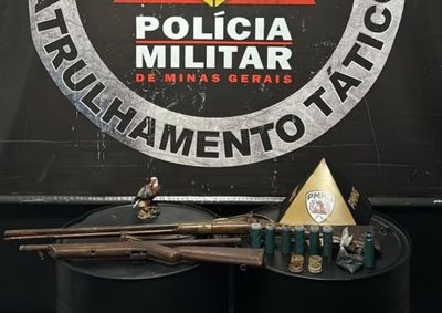 Jovem de 19 anos foi detido ap&oacute;s den&uacute;ncia de tiros e policiais encontraram armamentos, muni&ccedil;&otilde;es e outros materiais