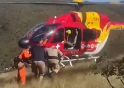 Homem de 63 anos sentiu dores no peito em uma &aacute;rea de dif&iacute;cil acesso e foi levado pelos bombeiros para atendimento hospitalar