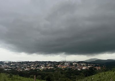 Aviso prev&ecirc; chuva intensa, ventos de at&eacute; 100 km/h e possibilidade de queda de granizo nesta sexta