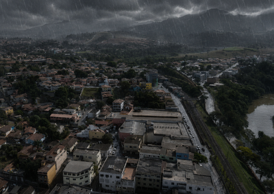 A previs&atilde;o &eacute; de chuva intensa e de ocorr&ecirc;ncia de ventos fortes de at&eacute; 60 km/h