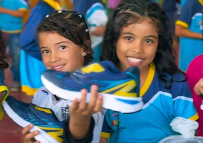 Distribui&ccedil;&atilde;o faz parte da composi&ccedil;&atilde;o do uniforme escolar oferecido aos alunos