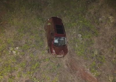 Ve&iacute;culo foi localizado durante a noite em uma &aacute;rea de dif&iacute;cil acesso; retirada do corpo ocorreu na madrugada desta quinta-feira