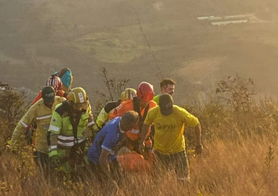Mulher de 40 anos caiu ap&oacute;s decolar e foi socorrida consciente, com dores e suspeita de fraturas