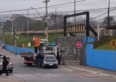 Carro acabou colidindo com a lateral de um caminh&atilde;o e tr&acirc;nsito foi prejudicado
