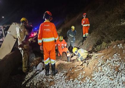 Homem estava soterrado pela carga de brita que ficou espalhada ap&oacute;s colis&atilde;o entre duas carretas, em Brumadinho