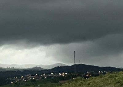 Aviso vale durante toda esta quinta-feira e prev&ecirc; chuva intensa, ventos de at&eacute; 60 km/h