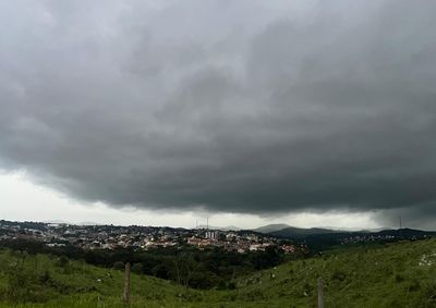Alerta do Inmet prev&ecirc; chuva de at&eacute; 50 mm, granizo e ventos de at&eacute; 60 km/h