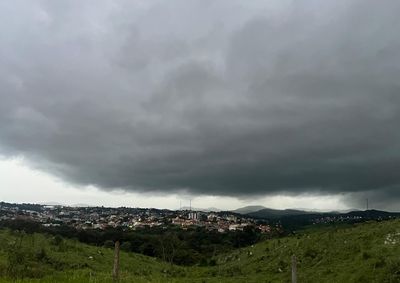 Aviso do Inmet prev&ecirc; chuva forte, ventos de at&eacute; 60 km/h e possibilidade de granizo