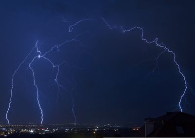 Aviso prev&ecirc; chuva de at&eacute; 50 mil&iacute;metros, ventos de at&eacute; 60 km/h e possibilidade de granizo