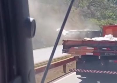 Tombamento do ve&iacute;culo provocou a interdi&ccedil;&atilde;o de uma faixa da rodovia