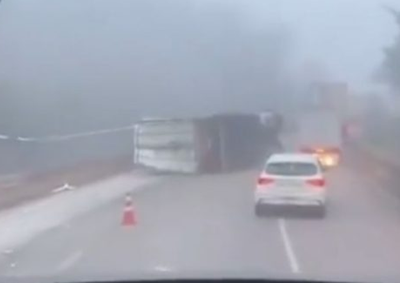 Acidente aconteceu no km 526,9, em Brumadinho, e deixou uma pessoa ferida