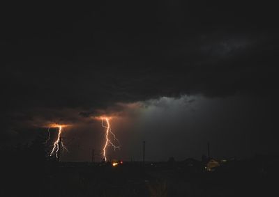 Frente fria avan&ccedil;a pelo Sudeste e mant&eacute;m possibilidade de pancadas de chuva
