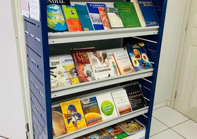 Estantes liter&aacute;rias foram instaladas em diferentes bairros da cidade