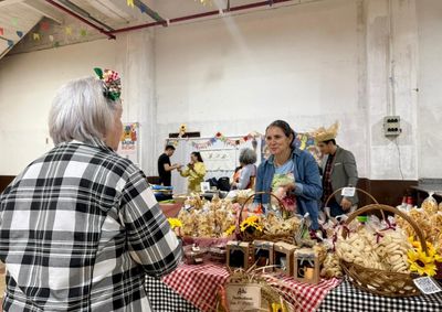 Produtores locais comercializaram alimentos e produtos artesanais durante o Arrai&aacute; Solid&aacute;rio realizado no Pavilh&atilde;o da Fenarreco