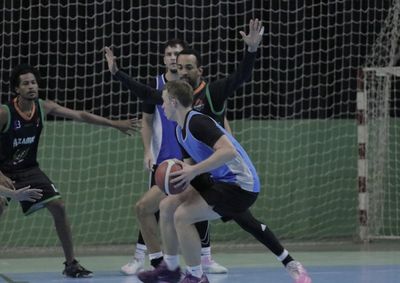 Equipes conquistaram vit&oacute;rias com ampla vantagem na Arena Brusque; competi&ccedil;&atilde;o segue nesta ter&ccedil;a-feira com tr&ecirc;s modalidades