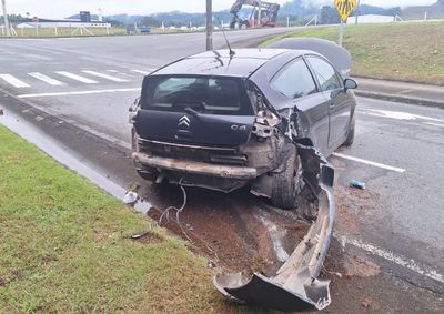 Acidente ocorreu na manh&atilde; deste domingo na marginal da rodovia; motorista n&atilde;o foi localizado no local