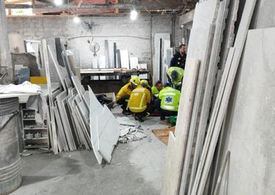 V&iacute;timas ficaram presas sob as pedras e foram resgatadas com apoio de ferramentas hidr&aacute;ulicas