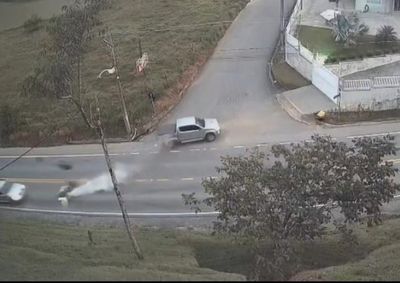 Acidente registrado no Centro da cidade provocou inc&ecirc;ndio em um dos autom&oacute;veis e exigiu atendimento a&eacute;reo
